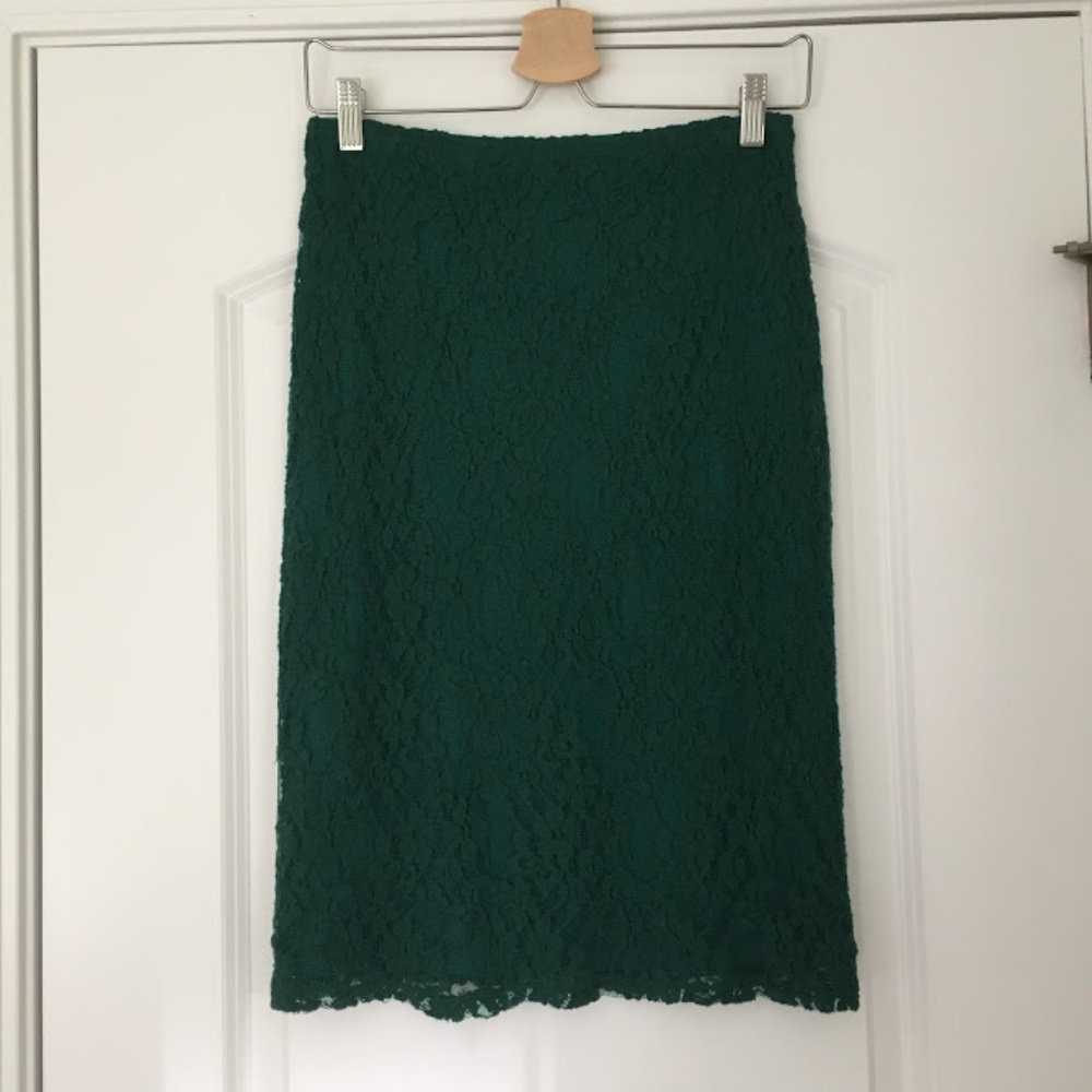 Elegant Lace Pencil Skirt: Wedding Guest Attire